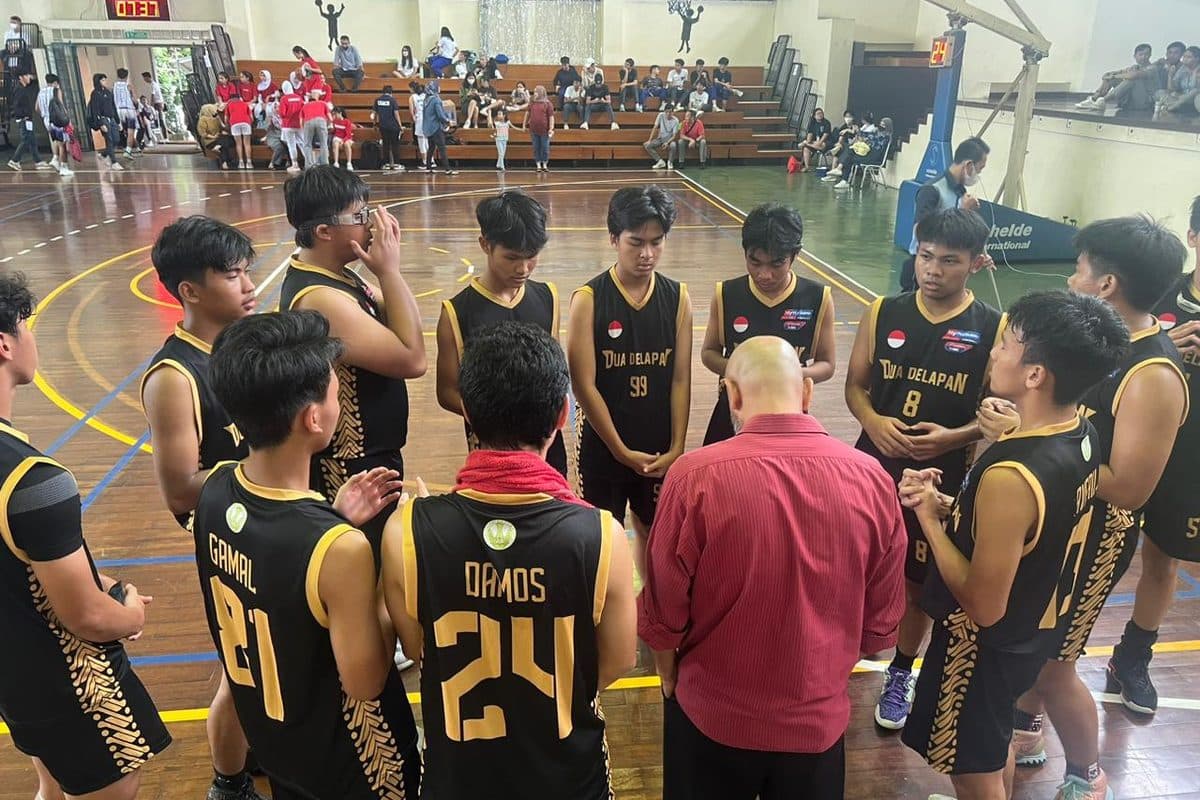 Basketball team huddle with the coach during a game